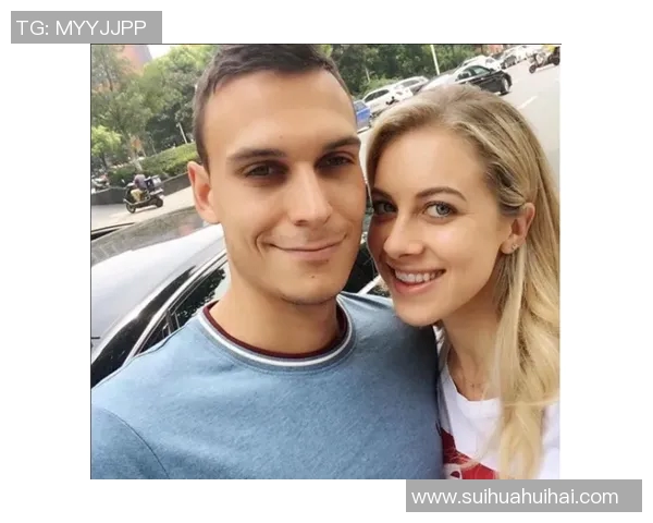 足球球星娶两位妻子背后的故事与家庭生活揭秘